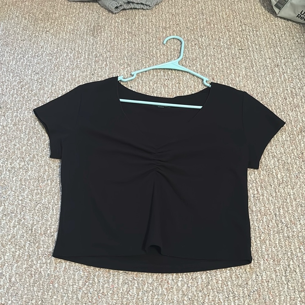 Black Large cropped runched V neck
